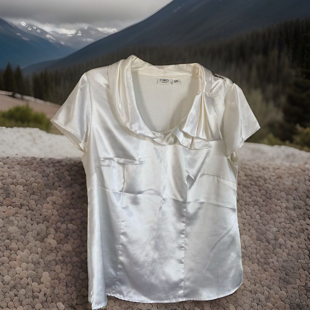 Cato Woman Top 14/16 Ivory Satiny Ruffle Neckline Short sleeve Good Condition